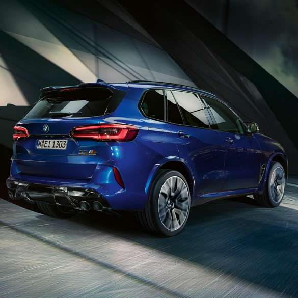 BMW X5 M Competition 搭配 M xDrive 四驅系統 BMW X5 M Competition 搭配 M xDrive 四驅系統 F95 2020 Marina Bay Blue 金屬外觀漆面四分之三尾部視圖