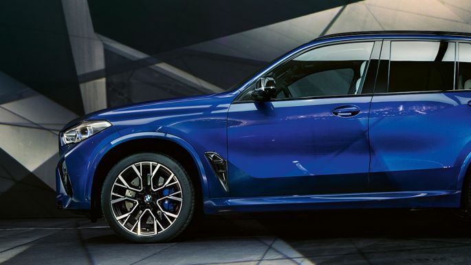 BMW X5 M Competition 側面視圖 BMW X5 M Competition 搭配 M 輕合金輪圈 F95 Marina Bay Blue 金屬外觀漆面側面視圖