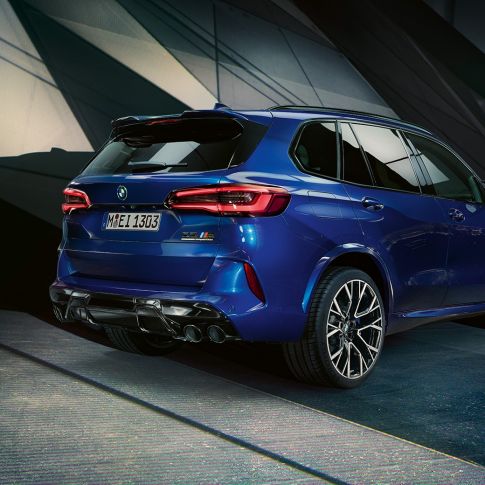BMW X5 M Competition 四分之三尾部視圖 BMW X5 M Competition 搭配 M Sport 排氣系統 F95 Marina Bay Blue 金屬外觀漆面四分之三尾部視圖