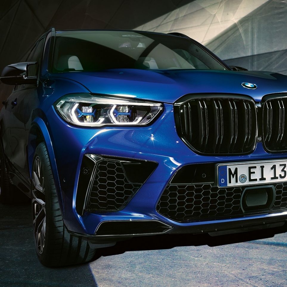 M 雙腎格柵 BMW X5 M Competition M 雙腎格柵 BMW X5 M Competition F95 Marina Bay Blue 金屬外觀漆面前臉特寫