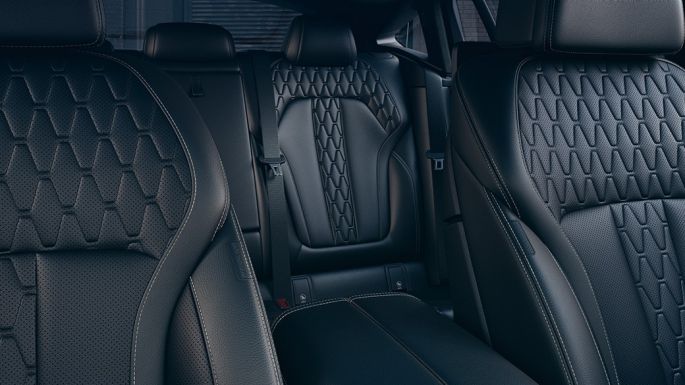 BMW X6 M50i M50d 的運動型座椅 BMW X6 M50i M50d 的內飾,聚焦於運動型座椅