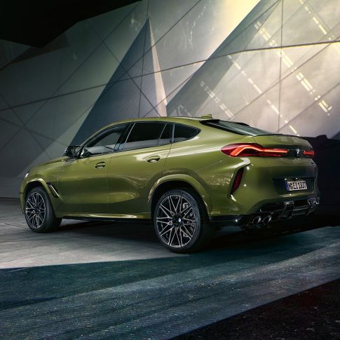 BMW X6 M Competition 四分之三尾部視圖 BMW X6 M Competition 搭配 M Sport 排氣系統 F96 BMW Individual 特殊漆面 Urban Green SUV 四分之三尾部視圖