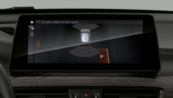 BMW X1,泊車輔助系統。 BMW X1,內飾,聚焦於駕駛輔助系統。