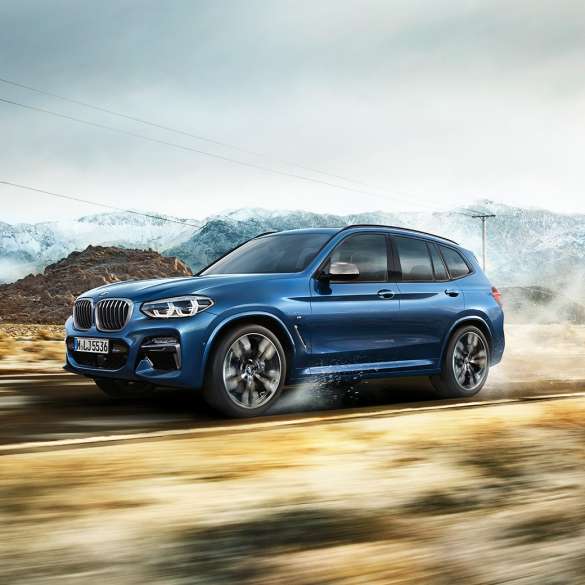 BMW X3 M40i,中景拍攝的輪輞和前擋泥板,攝於山前 BMW X3 M40i,中景拍攝的輪輞和前擋泥板,攝於山前