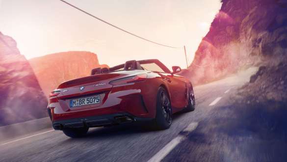 BMW Z4 Roadster 可變式運動轉向系統 駕駛 BMW Z4 Roadster 穿梭于群山之間