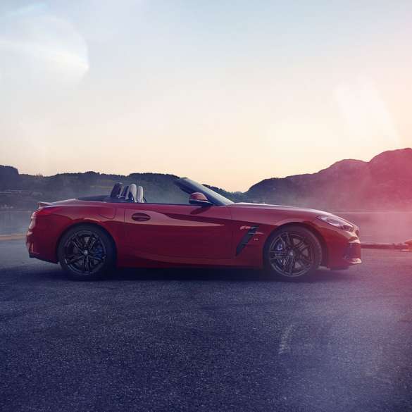 BMW Z4 Roadster 的側面拍攝 位於山景前的 BMW Z4 Roadster 的側面拍攝