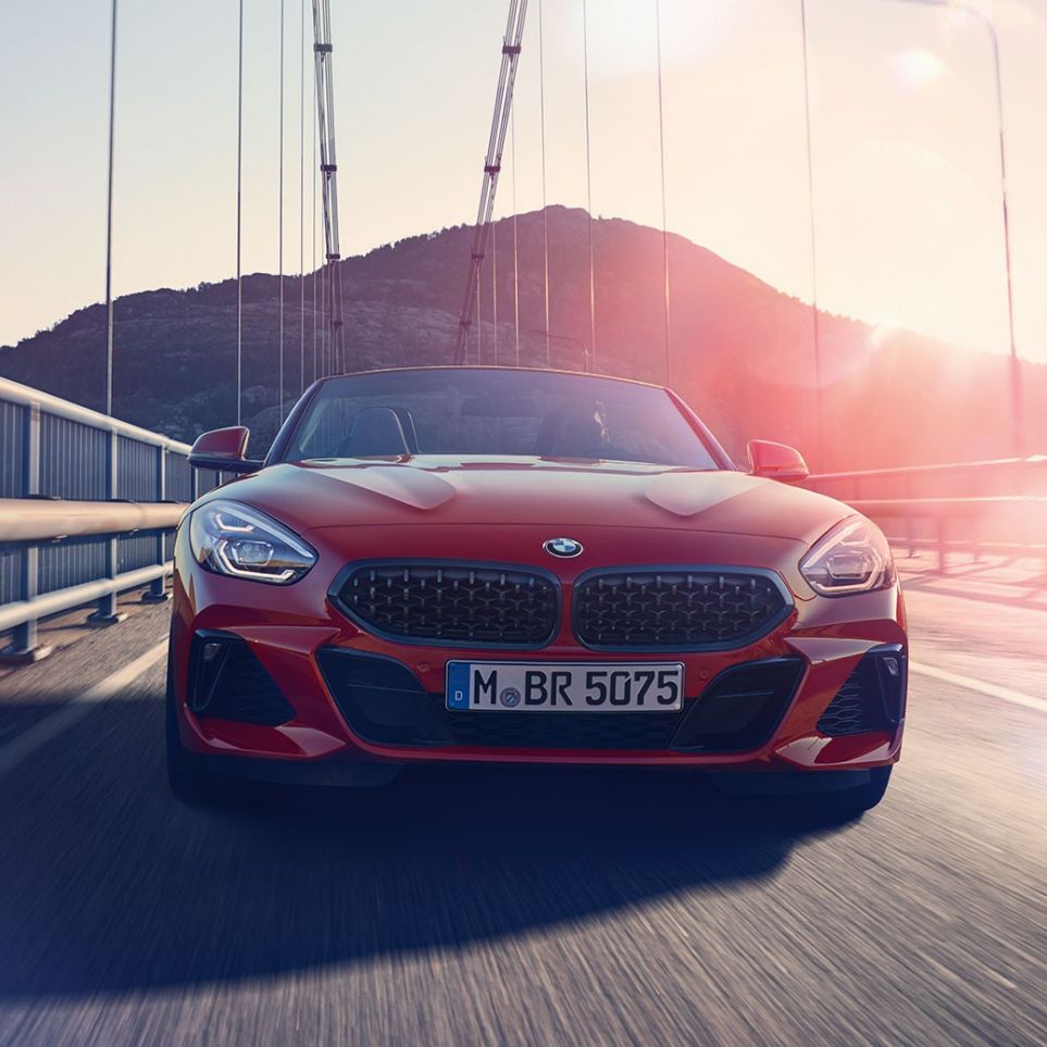 BMW Z4 Roadster 在橋上 BMW Z4 Roadster 在橋上的正面拍攝