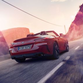BMW Z4 Roadster 的後部拍攝 鄉村道路上的 BMW Z4 Roadster 的後部拍攝