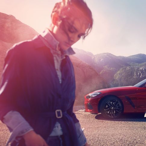 位於山景前的 BMW Z4 Roadster 位於山景前的男士、女士以及 BMW Z4 Roadster