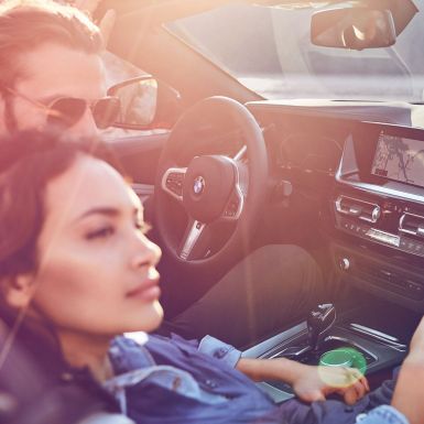 BMW Z4 Roadster 與女士和男士 黑髮女士和男士坐在 BMW Z4 Roadster 中