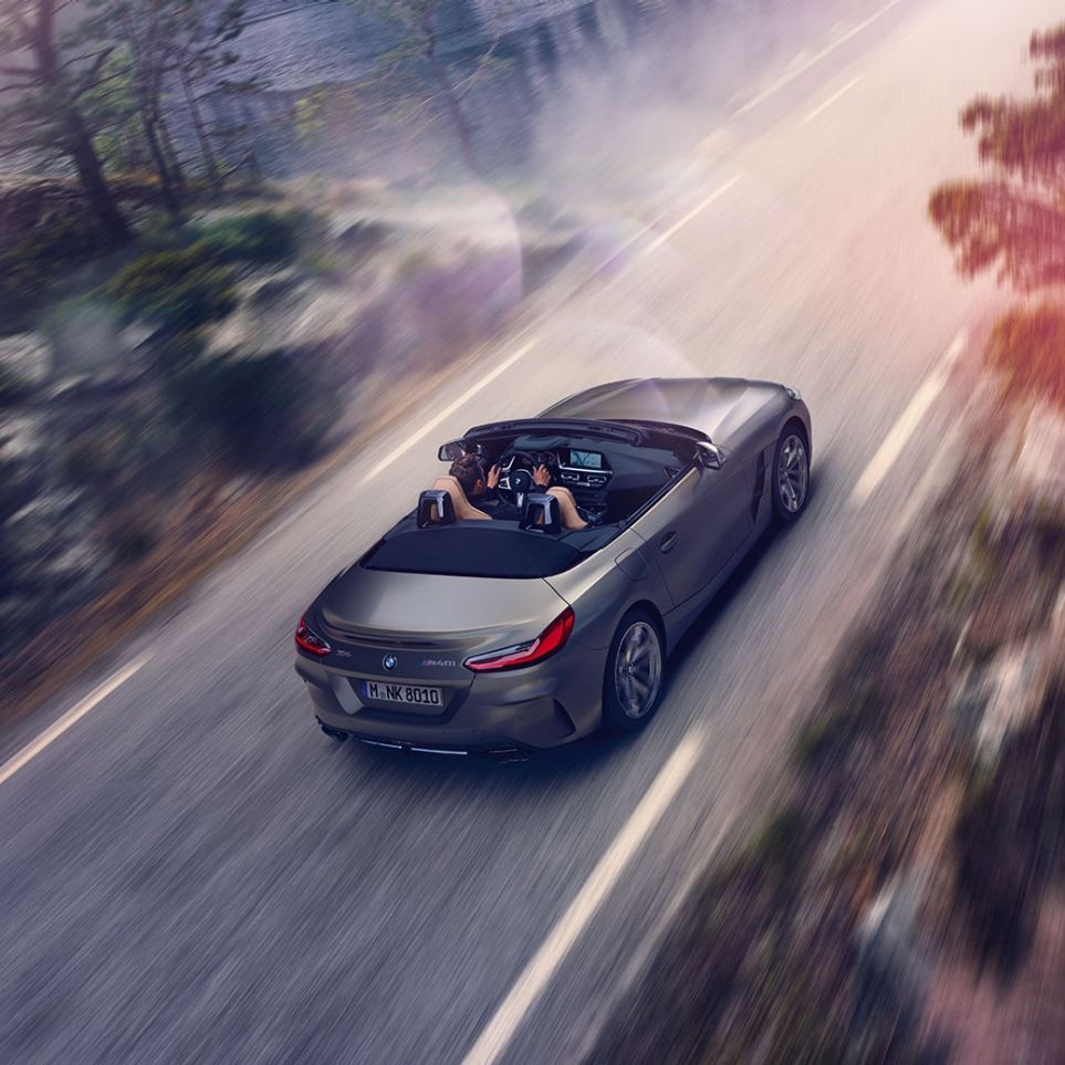 俯瞰 BMW Z4 Roadster 俯瞰行駛中的灰色 BMW Z4 Roadster