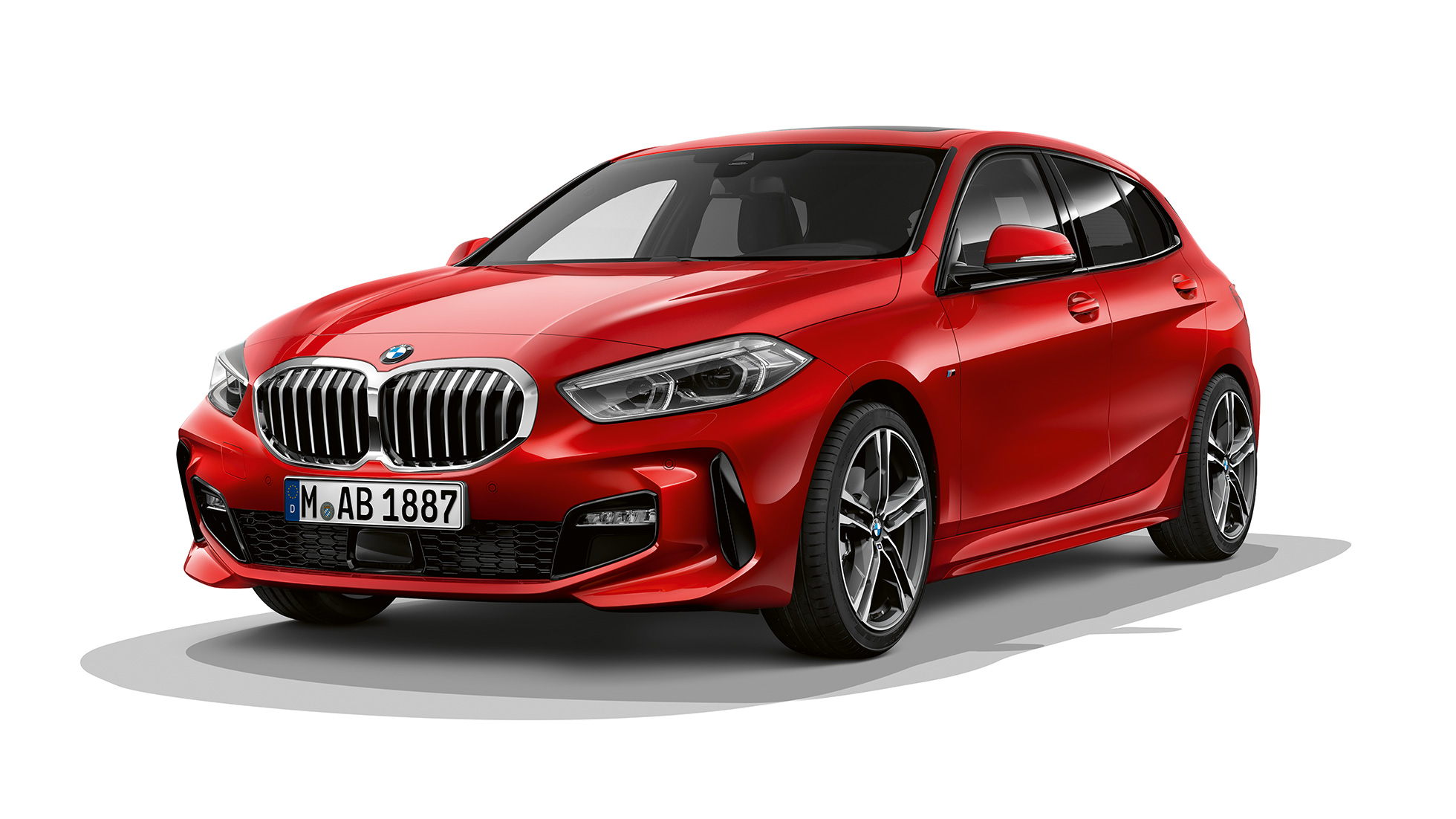 BMW 1 Series Model M Sport,四分之三正面。 BMW 1 Series Model M Sport,墨爾本紅金屬,四分之三正面影棚拍攝。