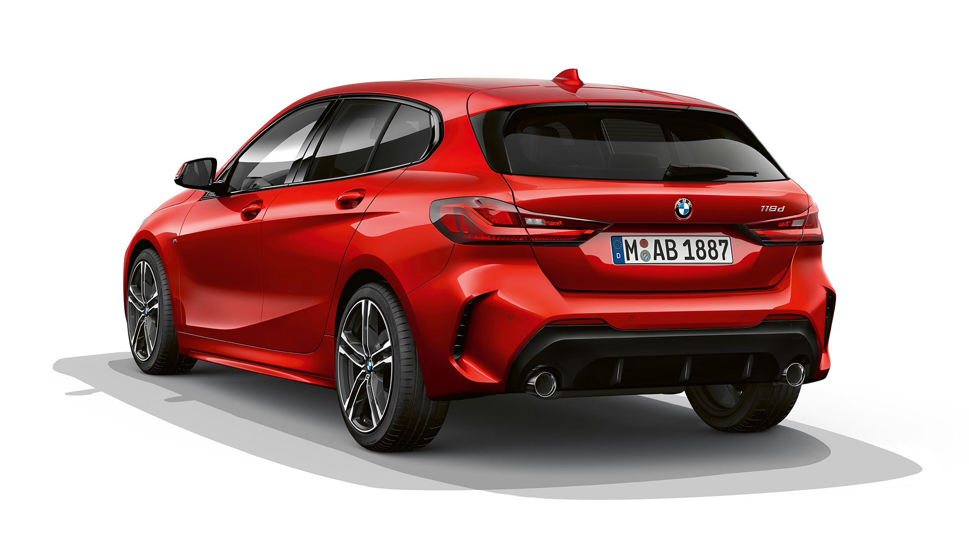 BMW 1 Series Model M Sport,四分之三尾部。 BMW 1 Series Model M Sport,墨爾本紅金屬,四分之三尾部影棚拍攝。