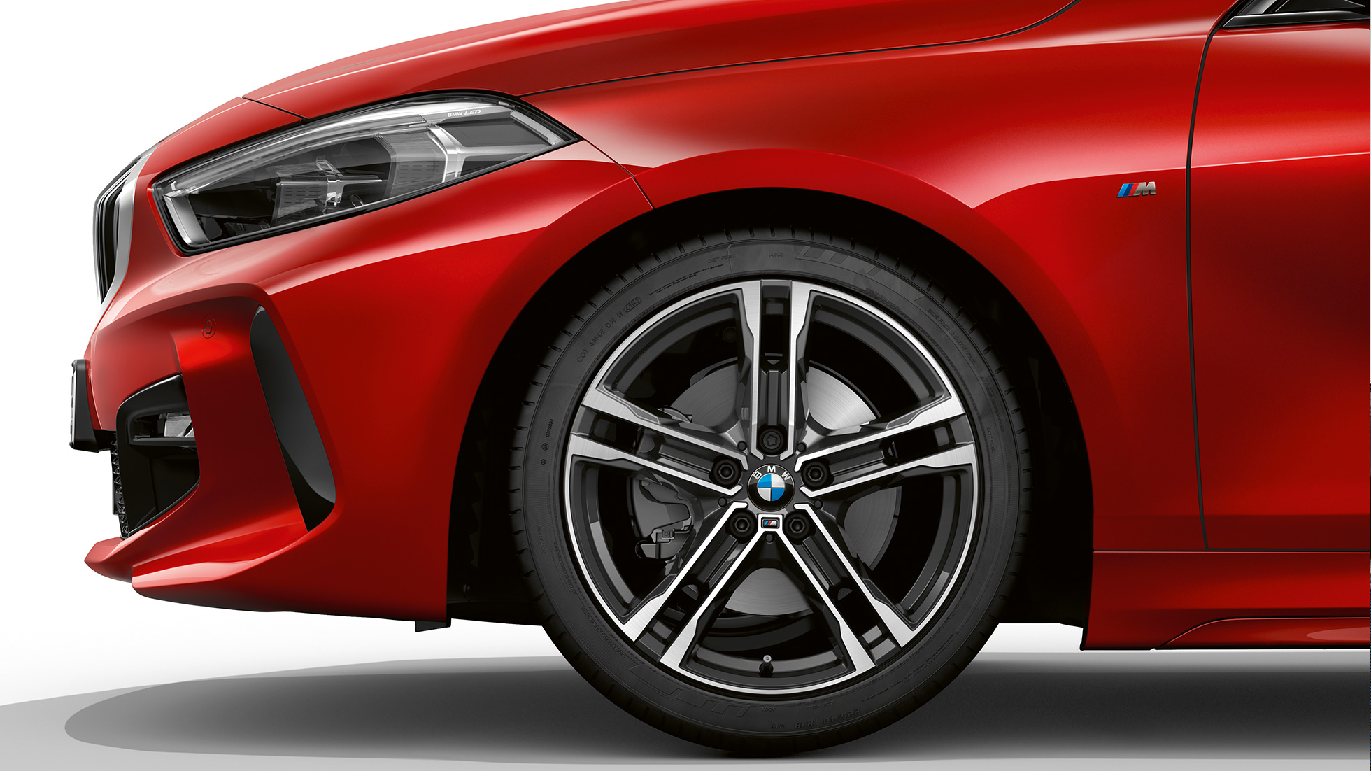 BMW 1 Series Model M Sport,側前方。 BMW 1 Series Model M Sport,墨爾本紅金屬,側前方,配備雙色 M 款 17 吋 550 M 型雙輻式輕合金輪圈。