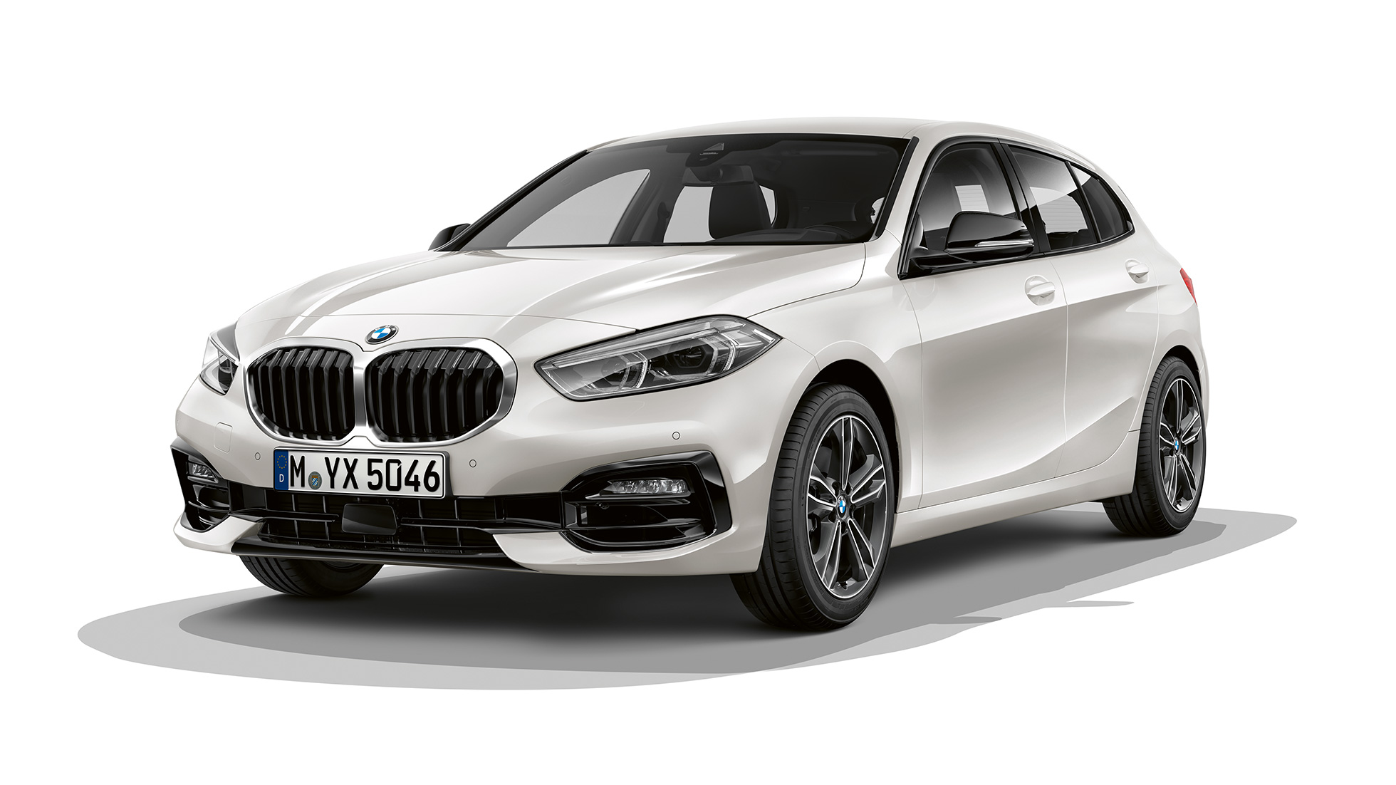 BMW 1 Series Model Sport Line,四分之三正面。 BMW 1 Series Model Sport Line,礦物白金屬,四分之三正面影棚拍攝。