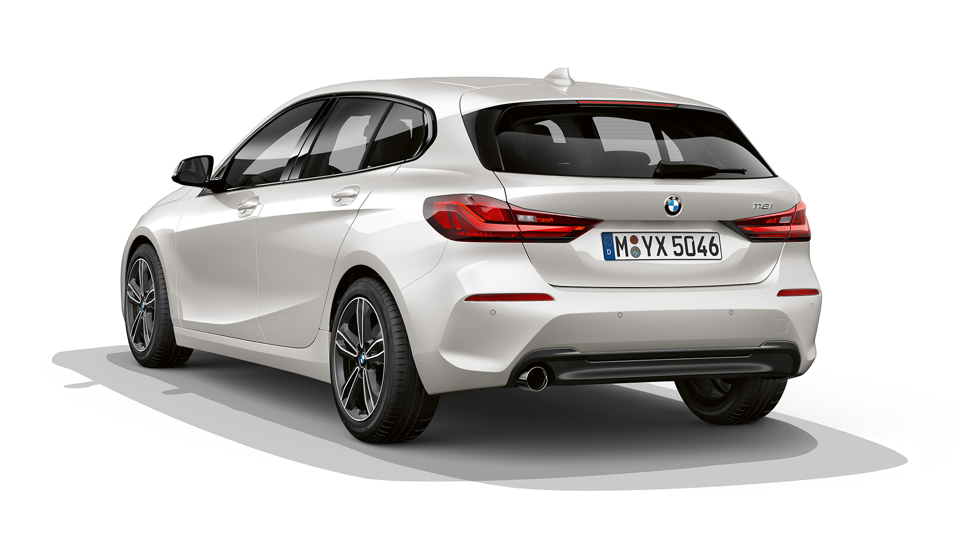 BMW 1 Series Model Sport Line,四分之三尾部。 BMW 1 Series Model Sport Line,礦物白金屬,四分之三尾部影棚拍攝。