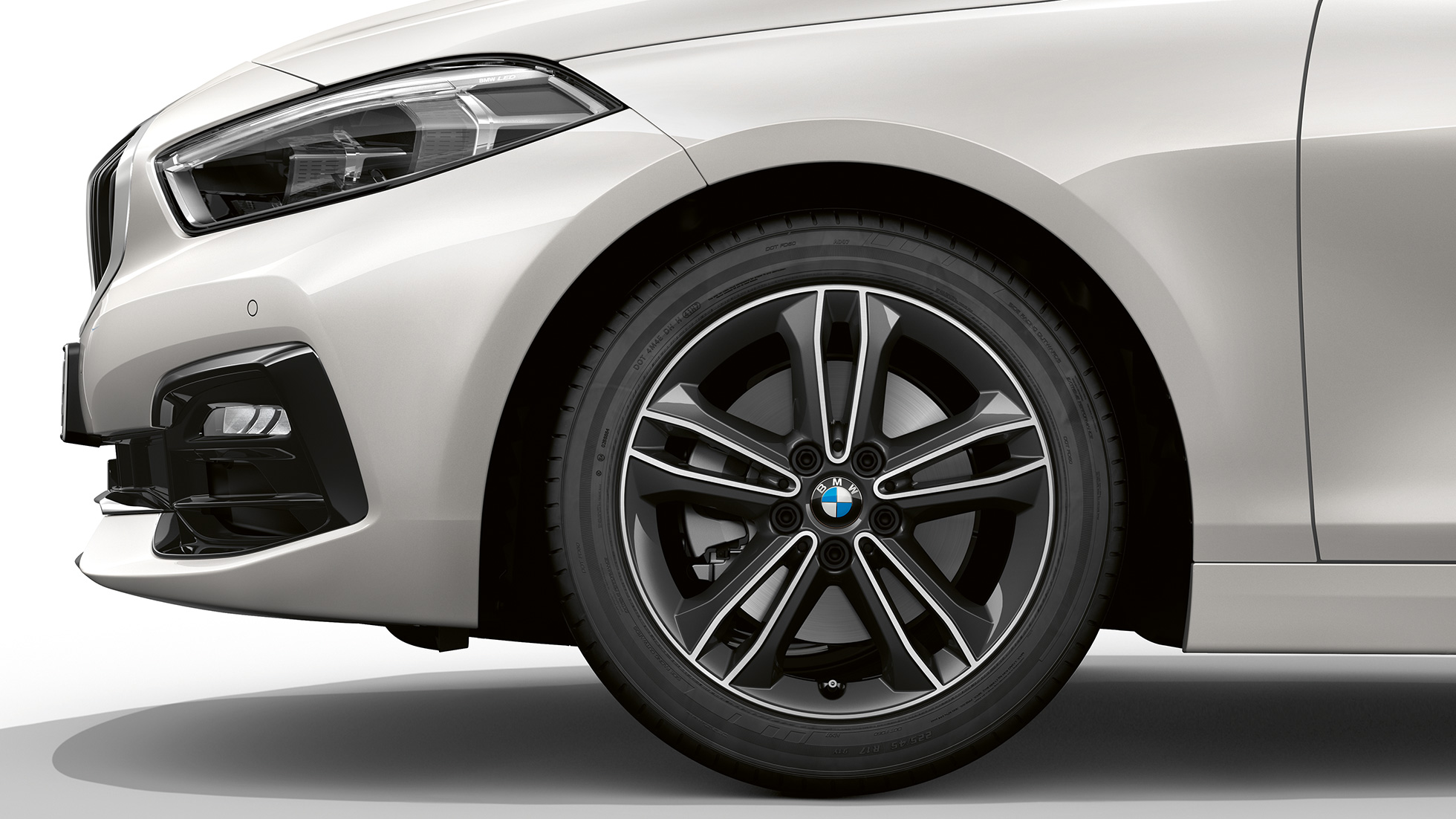 17 吋輕合金輪圈雙輻條 549 型。 BMW 1 Series Model Sport Line,礦物白金屬,側前方視圖,配備 17 吋 549 型雙輻式輕合金輪圈。