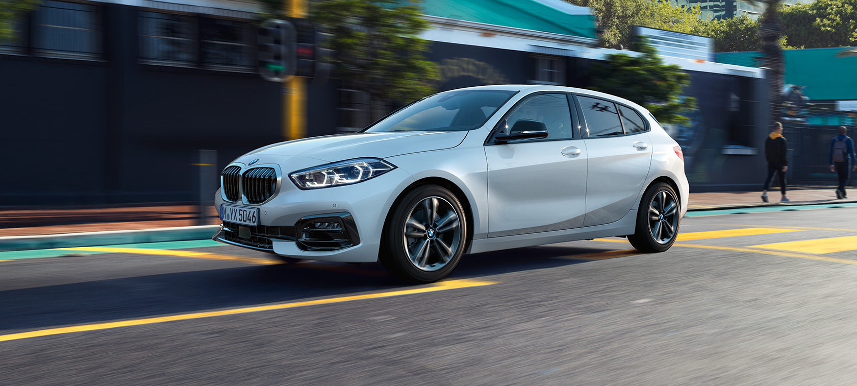 BMW 1 Series Model Sport Line,四分之三側面視圖。 BMW 1 Series Model Sport Line,礦物白金屬,四分之三側面視圖,駕駛。