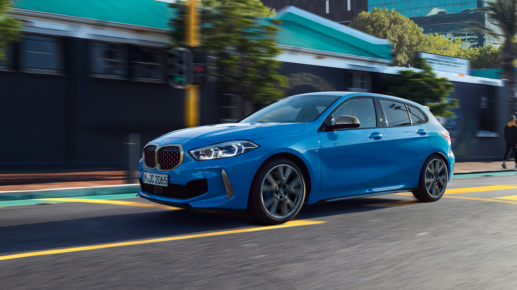 BMW 1 Series,四分之三側面視圖。 BMW 1 Series,Misano Blue 金屬,四分之三正面視圖,行駛中。