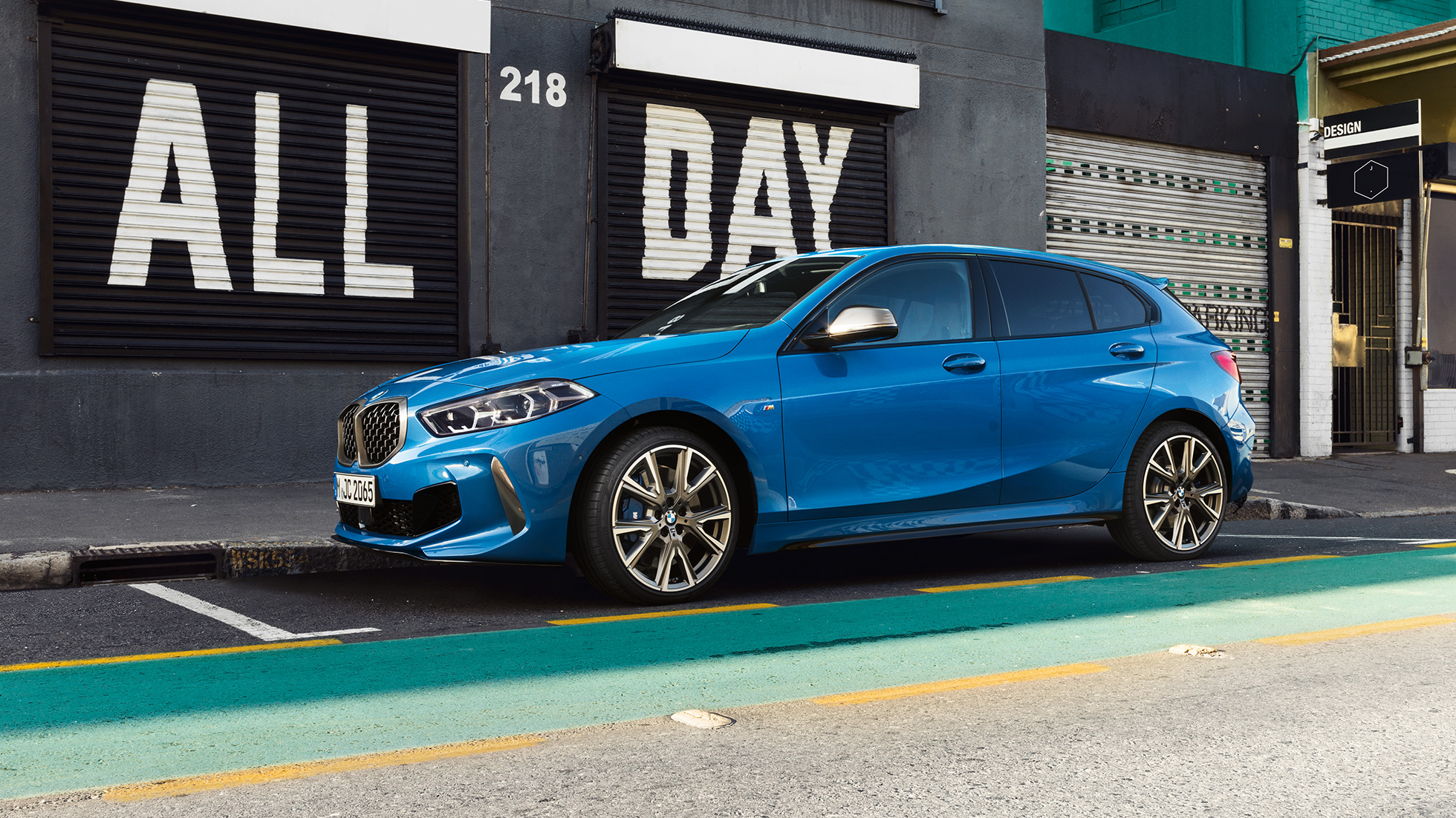 1 Series BMW 泊車。 1 Series BMW,Misano Blue 金屬,位於停車場的側面視圖。
