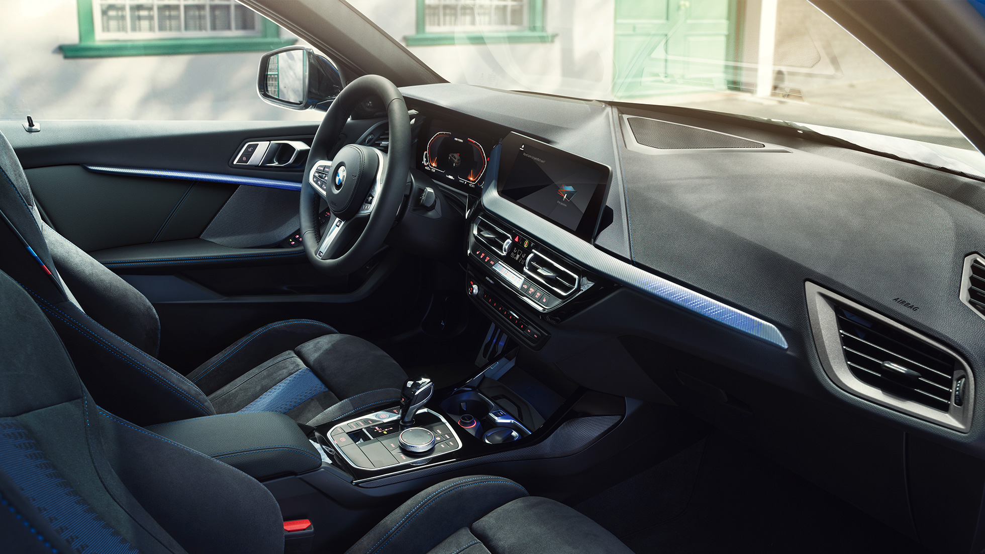 運動型 BMW 1 Series 內飾。 BMW 1 Series 駕駛艙,帶 M Sport 座椅、M 系列真皮軚環以及可照明的內飾飾面。