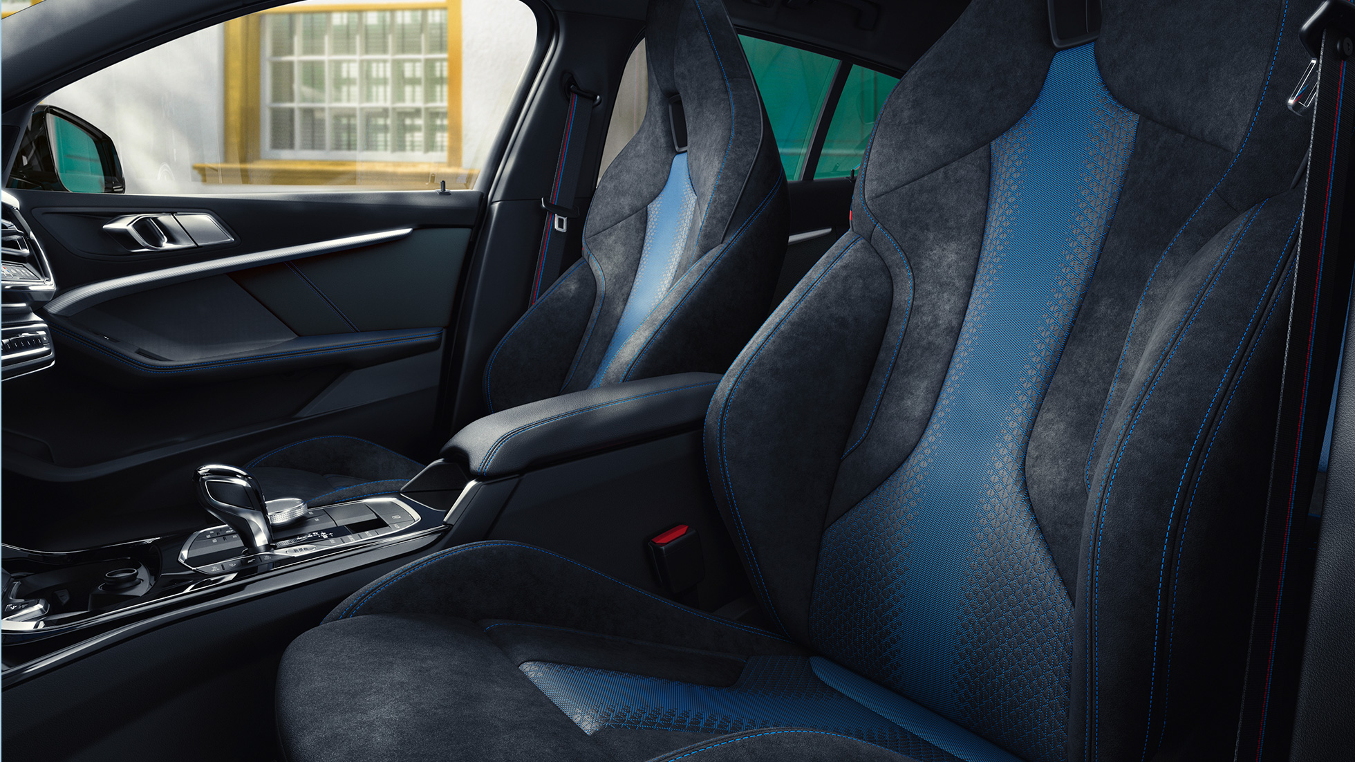 M Sport 座椅 BMW 1 Series 符合人體工程學的 M Sport 座椅,配有撞色針跡和集成式頭枕。