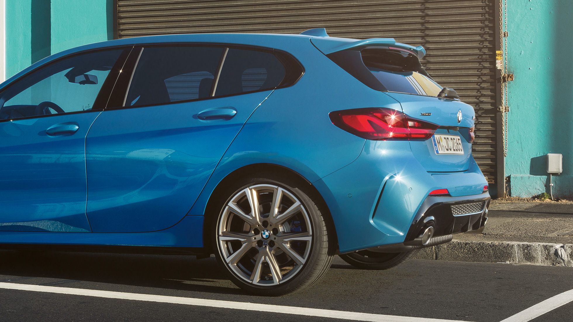 BMW 1 Series Hofmeister kink 具有獨特形狀 Hofmeister kink 的 BMW 1 Series 的側後方視圖。
