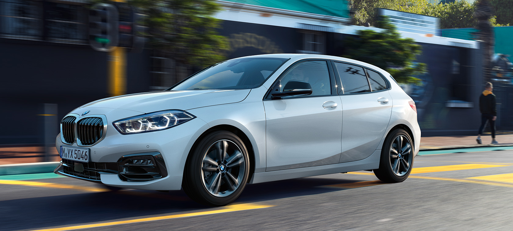BMW 1 Series F40 Model Sport Line,側面四分之三之角度視圖 BMW 1 Series F40 Model Sport Line,Mineral White 金屬外觀漆面,側面四分之三之角度視圖,行駛中