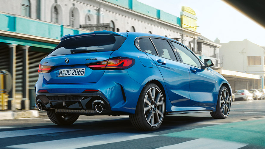 BMW 1 Series F40,尾部四分之三之角度視圖,行駛中 BMW 1 Series F40,Misano Blue 金屬外觀漆面,尾部四分之三之角度視圖,行駛中