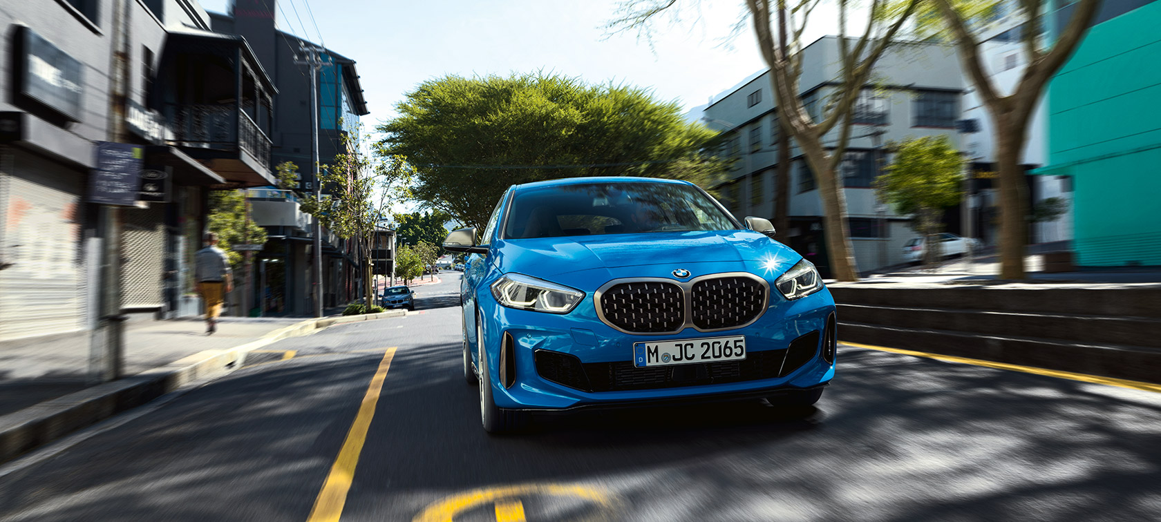 BMW 1 Series F40，Misano Blue 金屬外觀漆面，正面角度視圖，行駛中