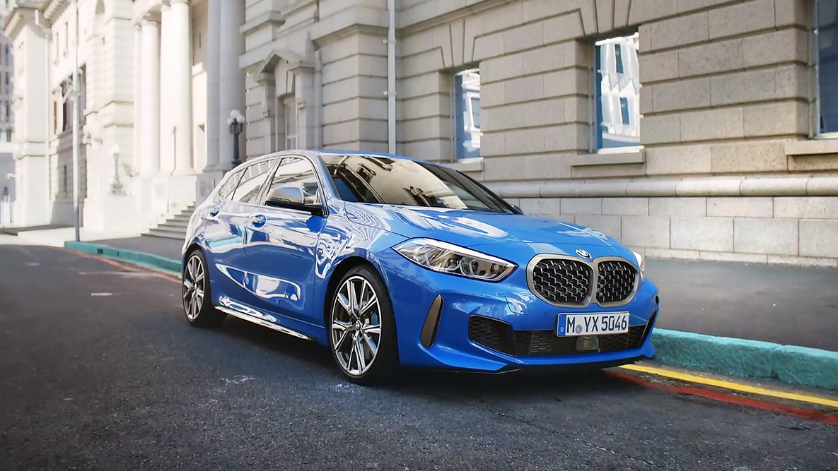 BMW 1 Series F40,停車狀態 BMW 1 Series F40,Misano Blue 金屬外觀漆面,側面角度視圖,位於停車場