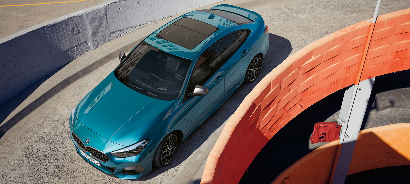 BMW 2 Series Gran Coupé 搭配全景天幕天窗 BMW 2 Series Gran Coupé 搭配全景天幕天窗 Snapper Rocks Blue 金屬外觀漆面 F44 俯瞰視圖