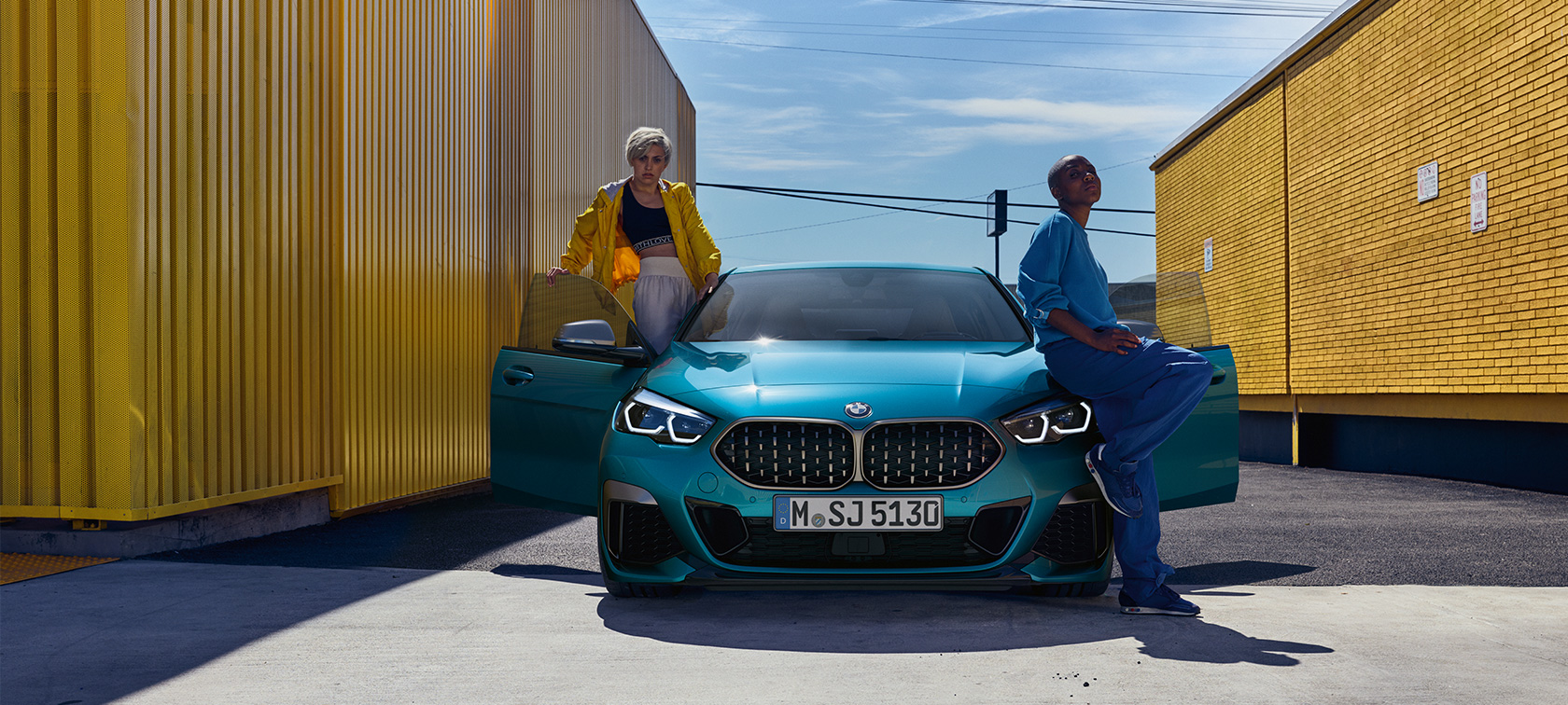 BMW 2 Series Gran Coupé 正面視圖,前車門打開 BMW 2 Series Gran Coupé Snapper Rocks Blue 金屬外觀漆面 F44 正面視圖,前車門打開
