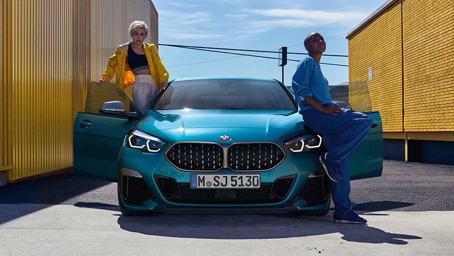 BMW 2 Series Gran Coupé F44,正面角度視圖 BMW 2 Series Gran Coupé F44 Snapper Rocks Blue,正面角度視圖,車門打開,車內有兩個人