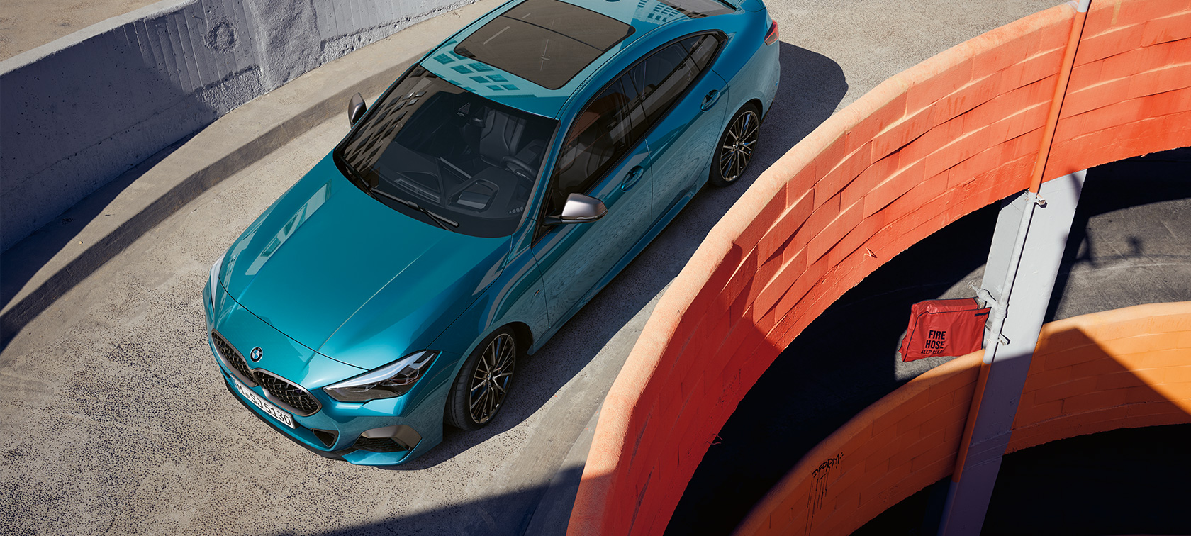 BMW 2 Series Gran Coupé F44,俯瞰角度之正面四分之三視圖 BMW 2 Series Gran Coupé F44 Snapper Rocks Blue 金屬外觀漆面,車頂俯瞰角度之正面四分之三視圖