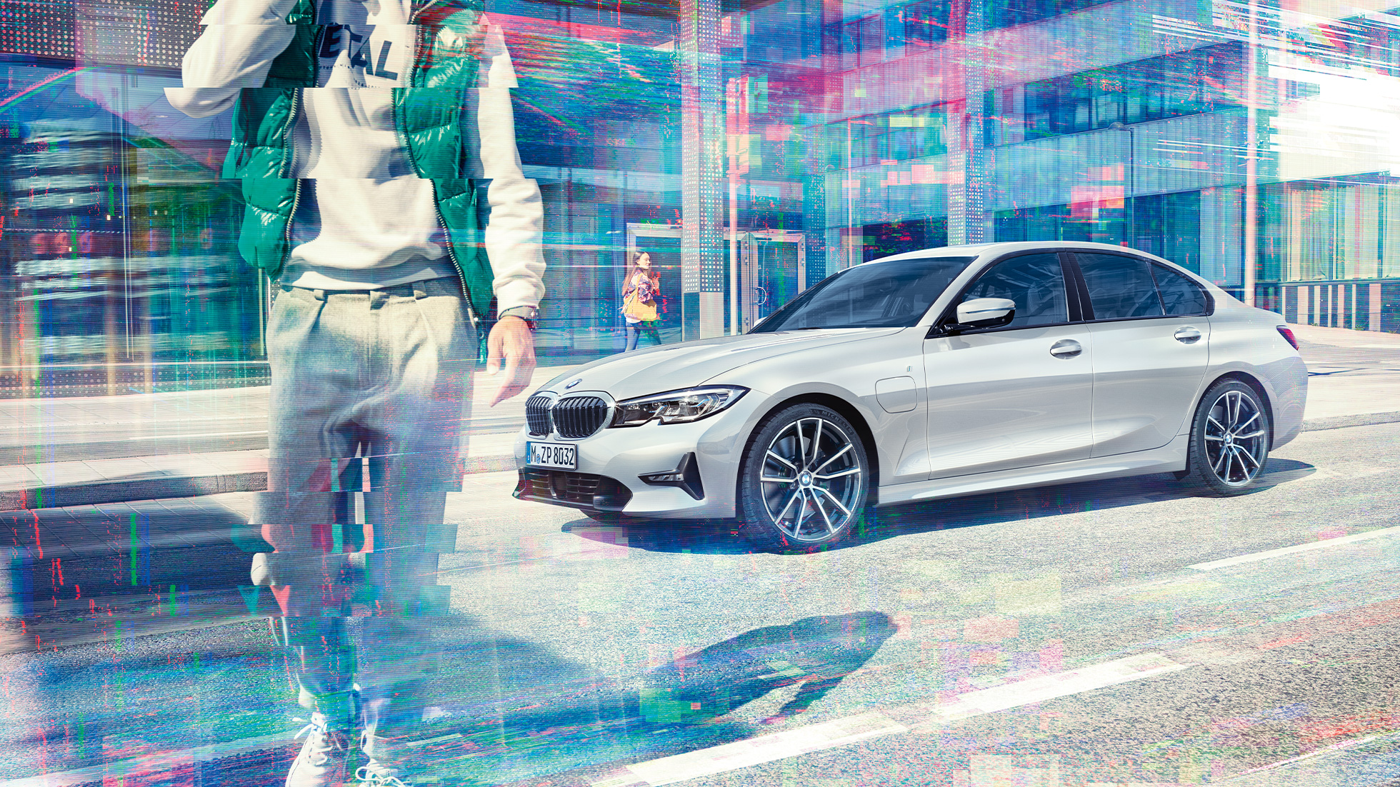 BMW 3 Series Sedan,倒車輔助系統 具有倒車輔助系統的 BMW 3 Series Sedan 駕駛艙顯示熒幕特寫。