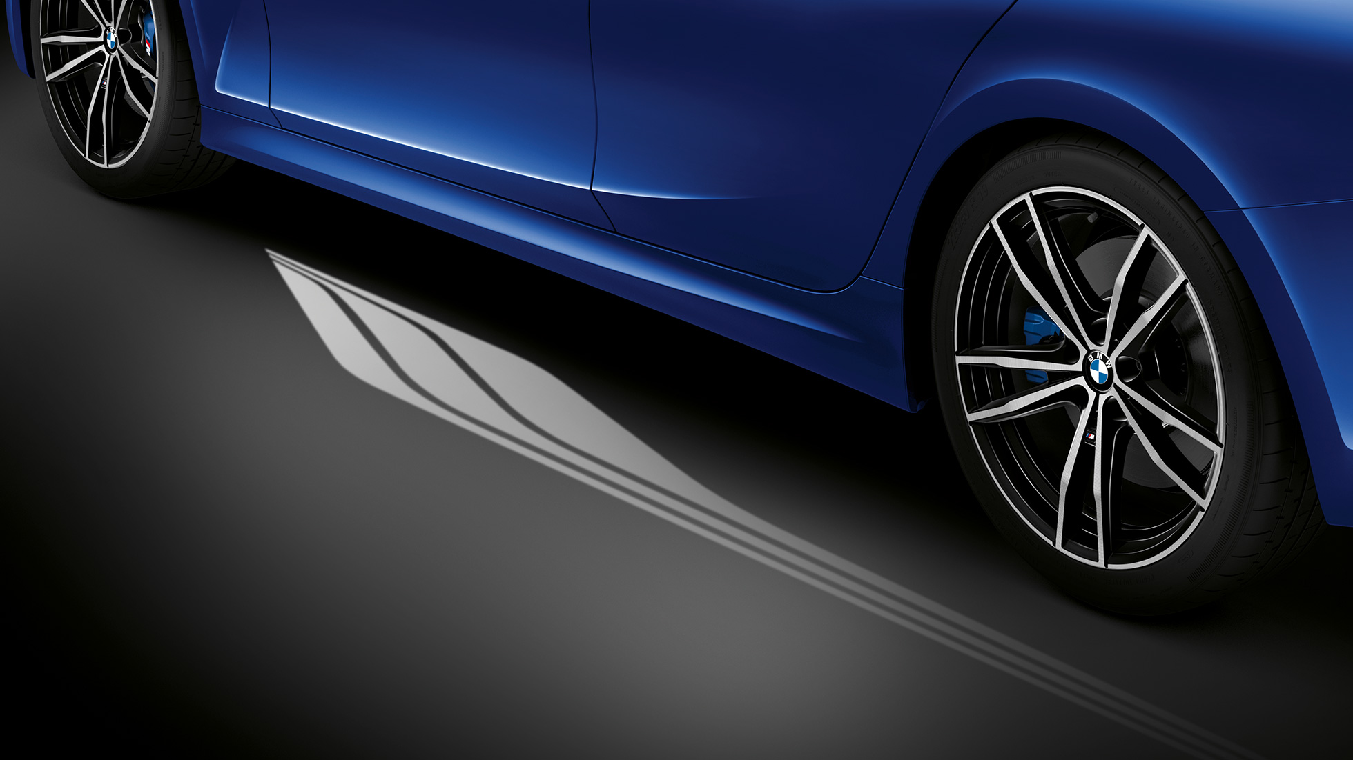 BMW 3 Series Sedan,迎賓燈 打開駕駛員側車門,有迎賓燈的詳細側視圖。