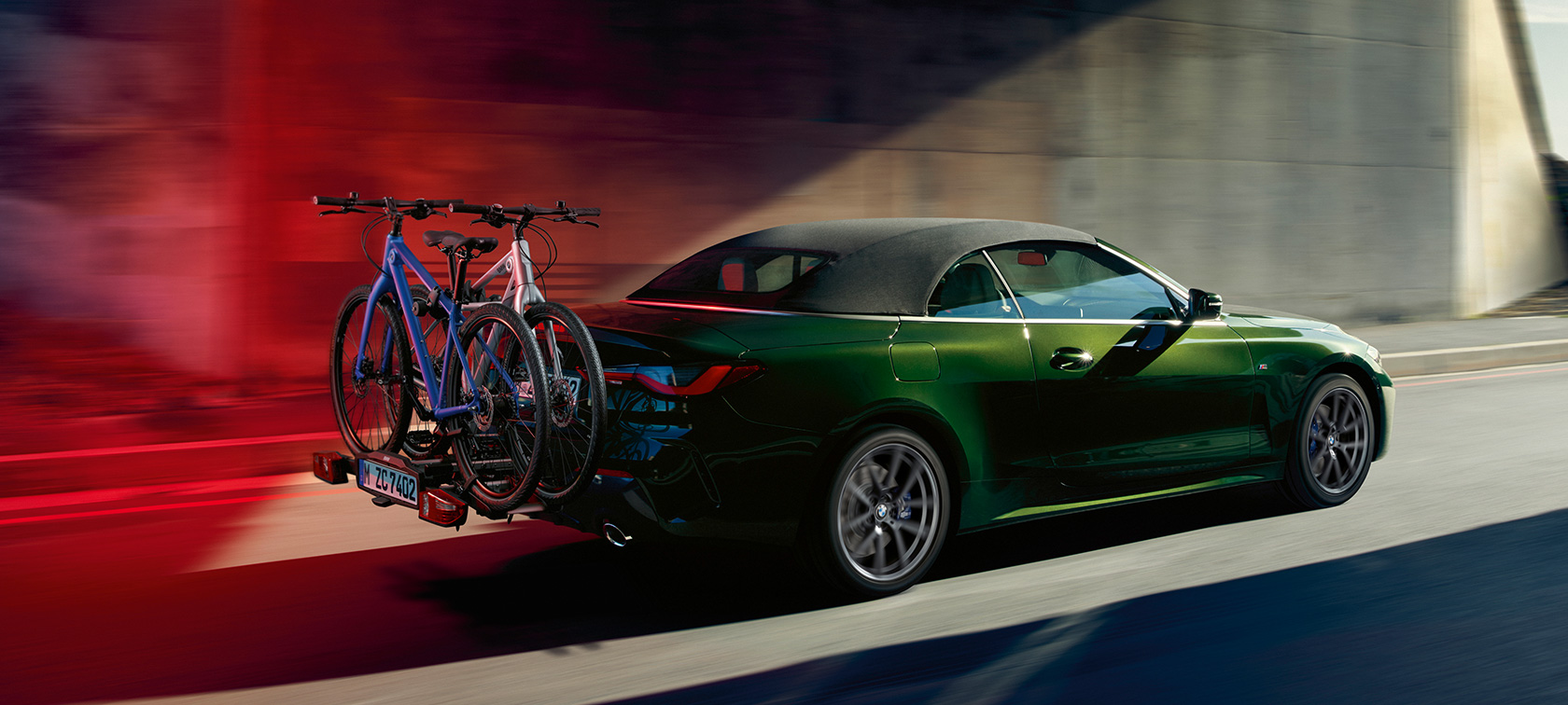 尾部四分之三之角度視圖帶 BMW 後置自行車架 Pro 2.0 BMW 4 Series Convertible G23 2020 BMW 4 Series Convertible G23 Sanremo Green 金屬外觀漆面 2020 尾部四分之三之角度視圖帶 BMW 後置自行車架 Pro 2.0