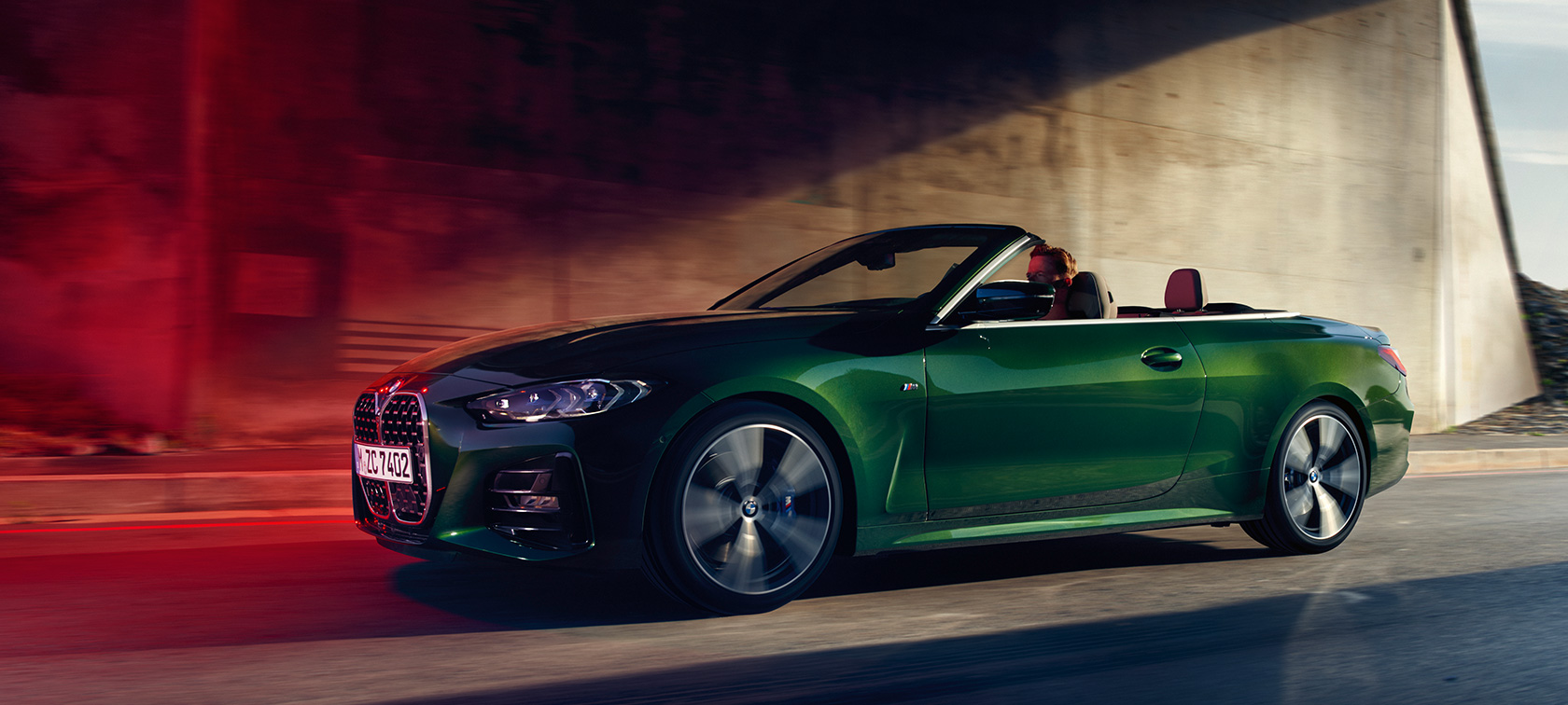 側面四分之三之角度視圖 BMW 4 Series Convertible G23 2020 行駛中 BMW 4 Series Convertible G23 2020 Sanremo Green 金屬外觀漆面側面四分之三之角度視圖行駛中
