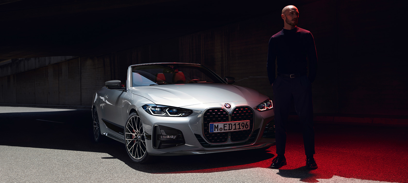 尾部四分之三之角度視圖帶 BMW 後置自行車架 Pro 2.0 BMW 4 Series Convertible G23 2020 BMW 4 Series Convertible G23 Sanremo Green 金屬外觀漆面 2020 尾部四分之三之角度視圖帶 BMW 後置自行車架 Pro 2.0