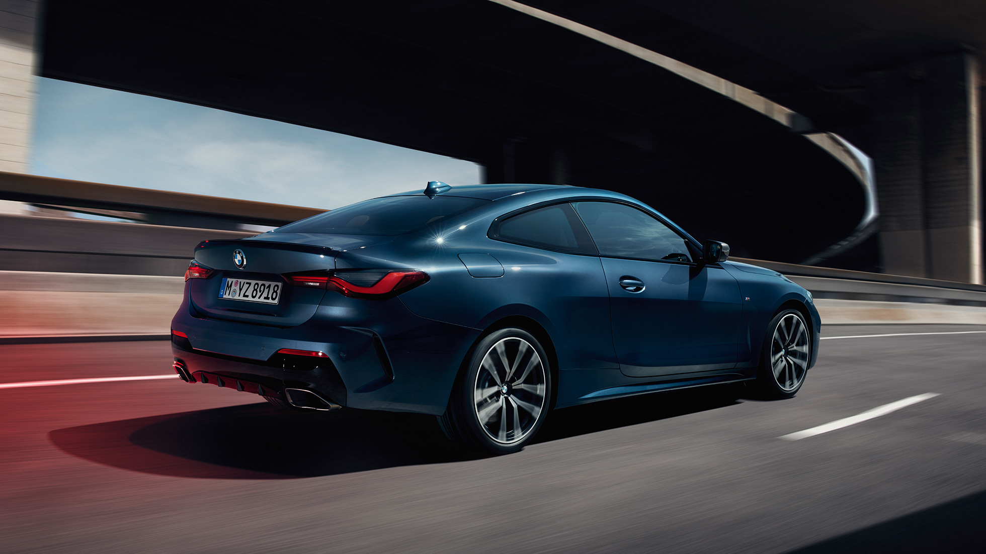 BMW 4 Series Coupé G22 2020,四分之三側面視角 BMW 4 Series Coupé G22 2020,Arctic Race 藍色金屬,四分之三側面視角,行駛中