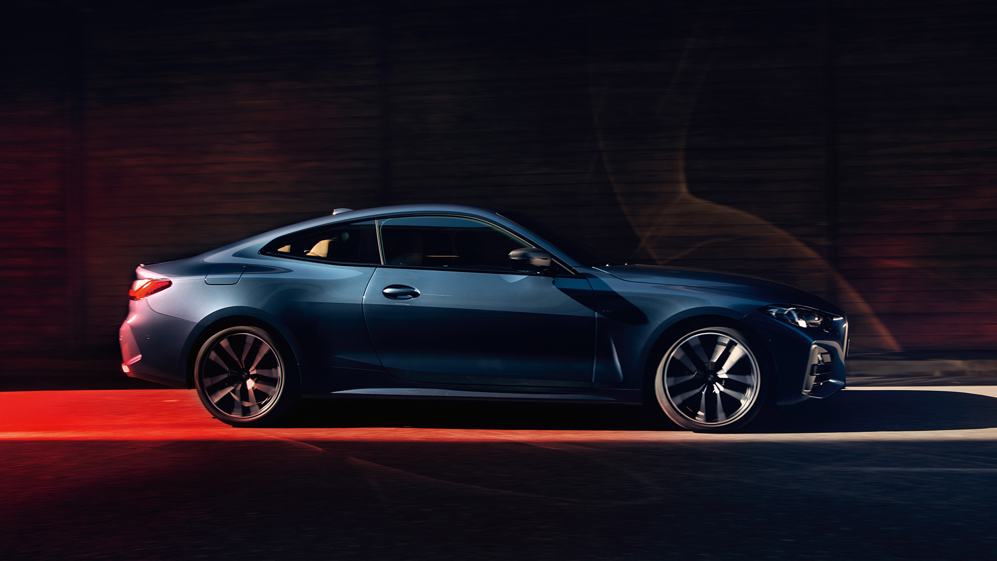 BMW 4 Series Coupé G22 2020,側面視角 BMW 4 Series Coupé G22 2020,Arctic Race 藍色金屬,側面視角,行駛中