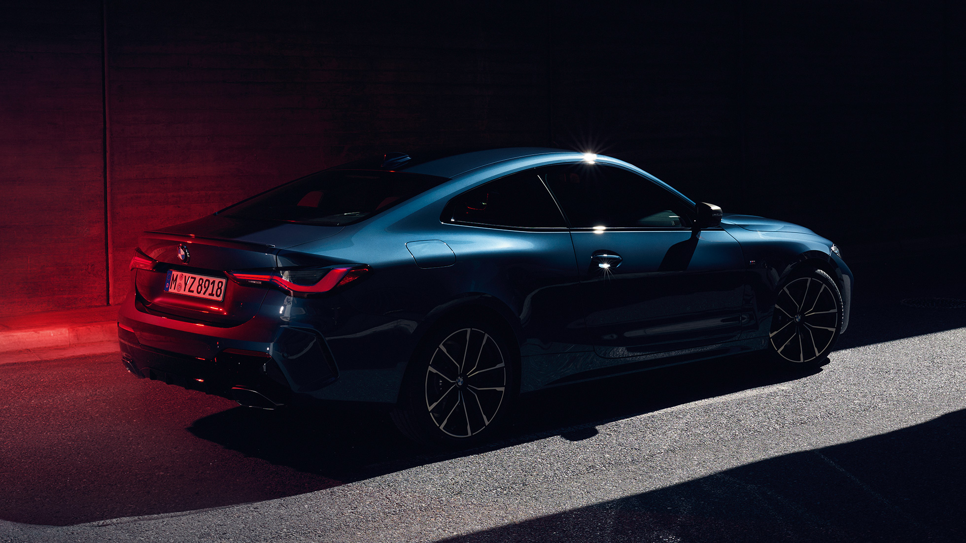 BMW 4 Series Coupé G22,四分之三尾部視角,Hofmeister kink 肩線設計 BMW 4 Series Coupé G22 2020,Arctic Race 藍色金屬,四分之三尾部視角,Hofmeister kink 肩線設計