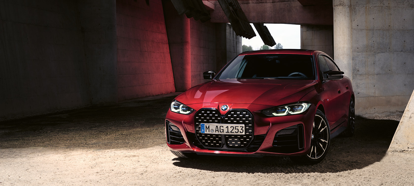 BMW 4 Series Gran Coupé G26 BMW Individual Aventurine Red 金屬外觀漆面正面四分之三之角度視圖