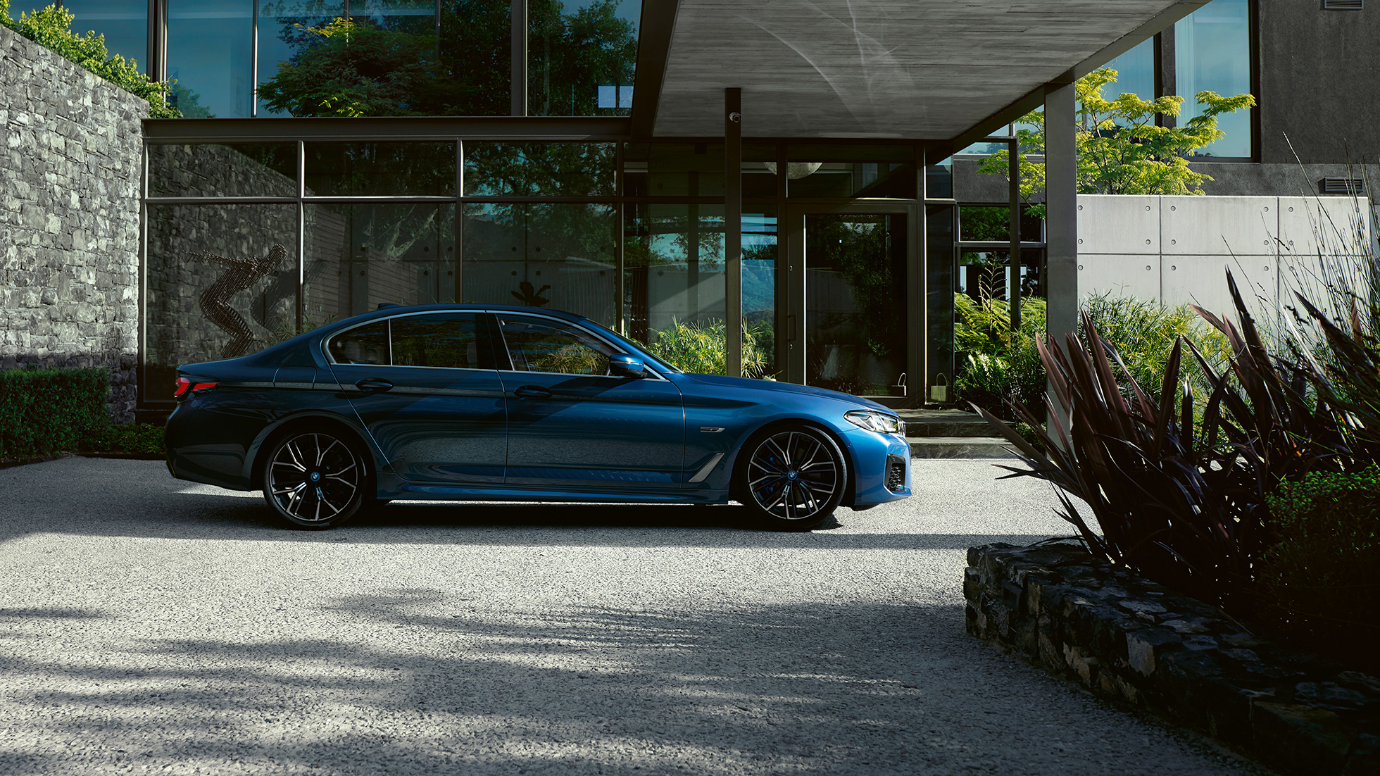 BMW 5 Series Sedan G30 外觀 BMW 5 Series Sedan G30 Facelift 2020,Phytonic Blue 藍色,側面視圖,停車狀態