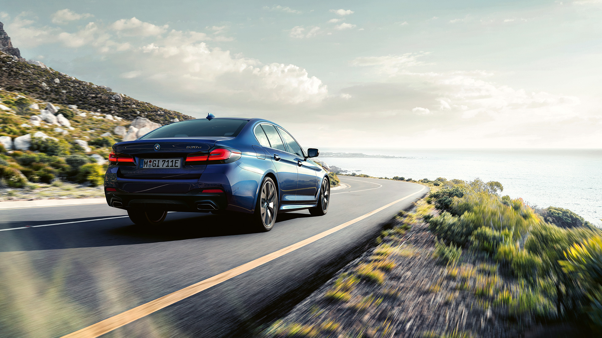 BMW 5 Series Sedan G30 駕駛動力 BMW 5 Series Sedan G30,駕駛動力,Phytonic Blue 藍色,四分之三尾部視圖,行駛中