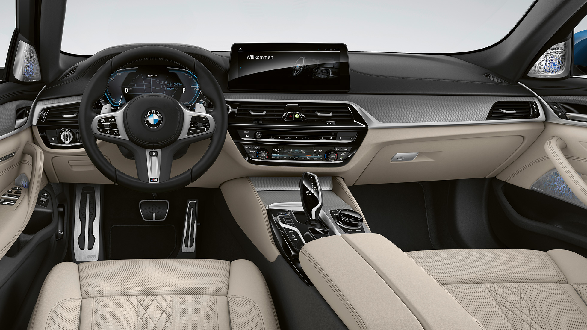 Cockpit BMW 5 Series Sedan Plug-in hybrid G30 M Sport package
Cockpit BMW 5 Series Sedan 520d xDrive G30 2020 M Sport package Leather 'Dakota' Black with contrast stitching Blue interior
