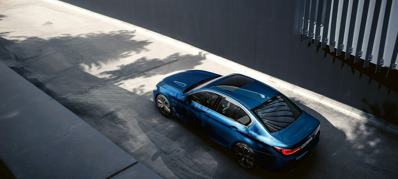 BMW 5 Series Sedan G30,靜止狀態 BMW 5 Series Sedan G30 Facelift 2020,Phytonic Blue 藍色,俯瞰視圖,靜止狀態