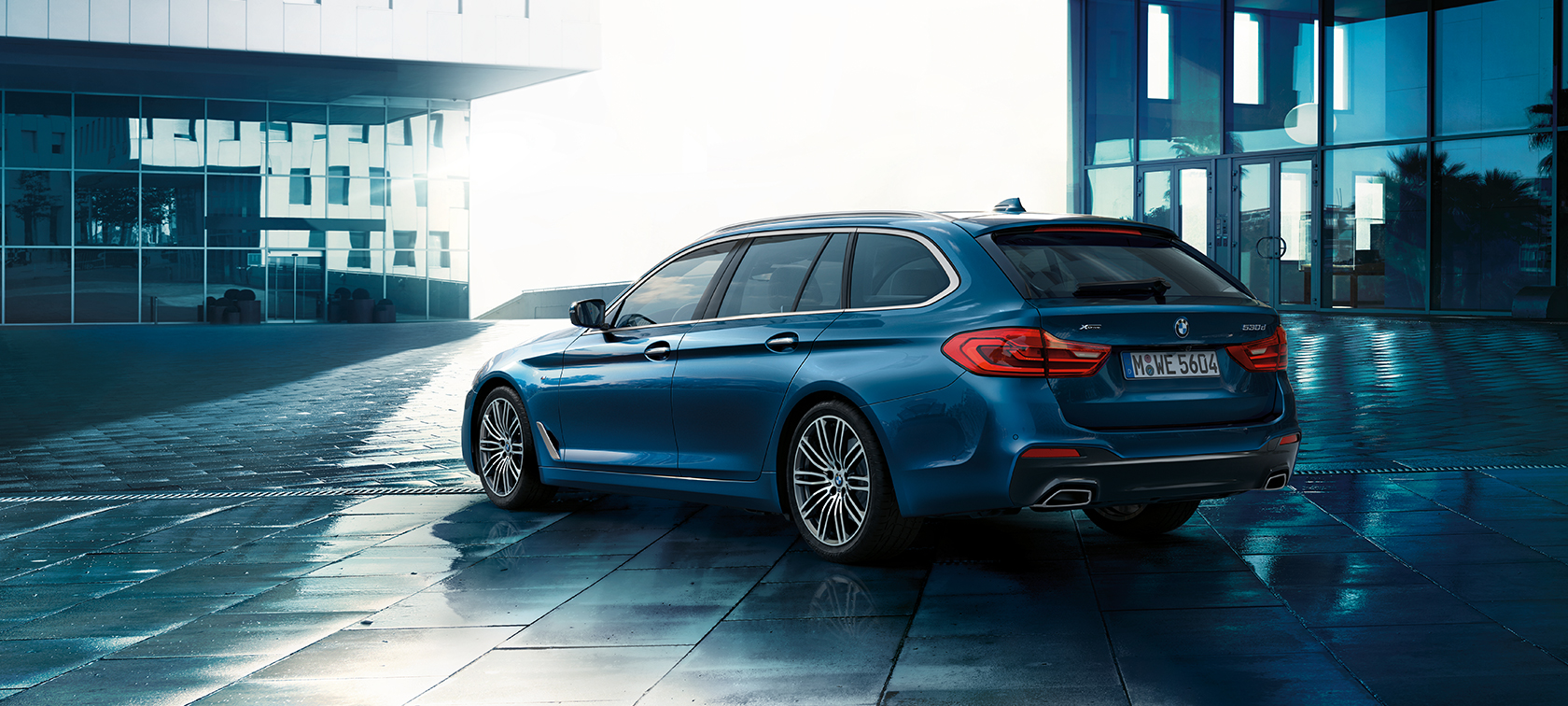 Comfort BMW 5 Series Touring Comfort BMW 5 Series Touring 530d xDrive Touring G31 three-quarter rear view