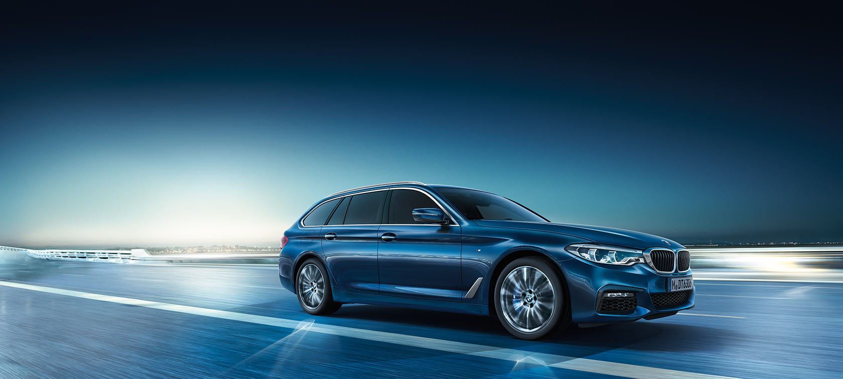 BMW 5 Series Touring 530d xDrive Touring BMW 5 Series Touring 530d xDrive Touring G31 Mediterranean Blue metallic three-quarter side view